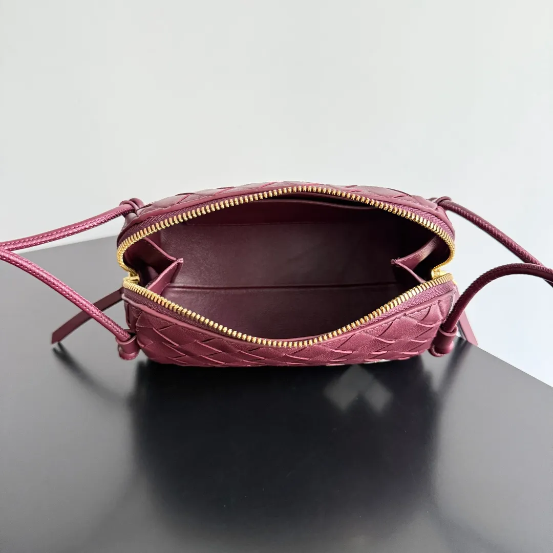 Batch 1260 BV new mini bag ceiling Bottegaveneta new Concert Pouch bag is small and has a large capacity. It can hold a Pro max mobile phone. The shoulder strap is adjustable for cross-body carry. It is very cost-effective when carried on one shoulder. The latest small bag in autumn has a lot of capacity. It can hold 4 short clips. I also tried it and it can hold one of my fists. It is cute, the capacity is touching and the length of the shoulder strap is adjustable for daily commuting. Full score 10 #bv woven bag Style number: 794258 Size: 18.5*11.5*8.5cm